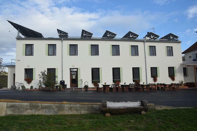 Jeleni Farma Jecmeniste Hotel Vrbovec Екстериор снимка