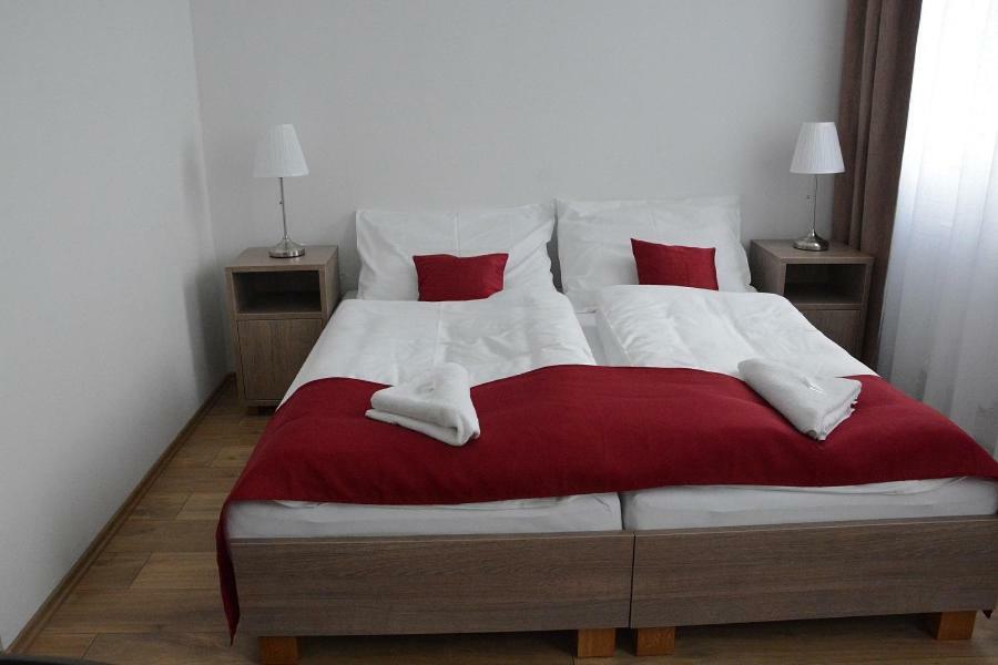 Jeleni Farma Jecmeniste Hotel Vrbovec Екстериор снимка